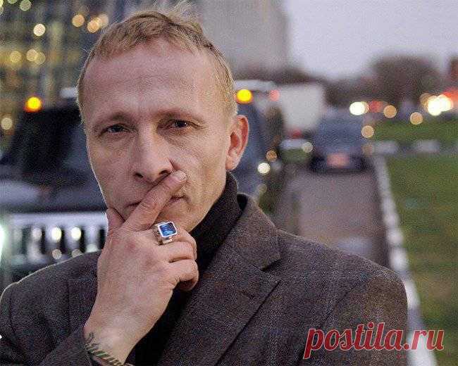 НЕКРОЛОГ ОФИЦЕРУ (ИВАН ОХЛОБЫСТИН) 
Сбили русского лётчика умеренные моджахеды по наводке дядей (или уже тётей) Сэмов. Отстреливался офицер из табельного пистолета, пока окончательно не обложили демоны, а потом рванул себя вместе с ним…
