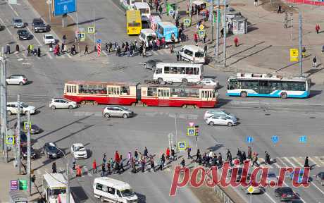 Этому не учат в автошколах: куда на самом деле надо смотреть за рулем Многоступенчатая и многострадальная реформа автошкол идет в России уже несколько лет. А улучшений не видно: молодые водители - и то не все! - умеют следить только за другими машинами. Такой подход таит опасности и для них, и для окружающих.