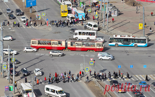 Этому не учат в автошколах: куда на самом деле надо смотреть за рулем Многоступенчатая и многострадальная реформа автошкол идет в России уже несколько лет. А улучшений не видно: молодые водители - и то не все! - умеют следить только за другими машинами. Такой подход таит опасности и для них, и для окружающих.