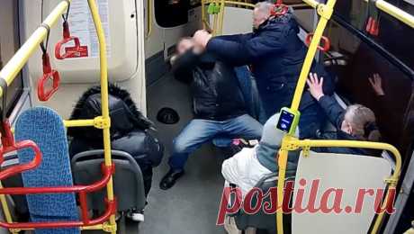 Избиение пожилого мигранта в подмосковном автобусе попало на видео. В Дмитрове местный житель набросился на пожилого мигранта в автобусе, подозреваемый задержан. Об этом сообщили в пресс-службе ГУ МВД России по Московской области. Инцидент произошел в рейсовом автобусе. На 66-летнего уроженца одной из ...