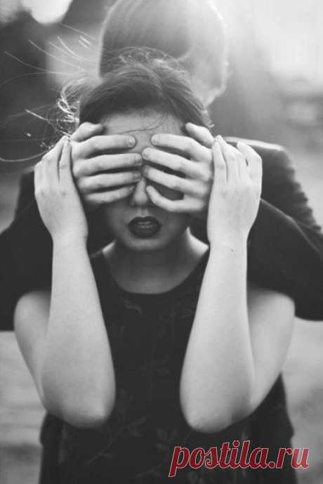 Забегай! 
Ты забегай… хотя бы невзначай,
Пускай не на часы так на минуты…
Пусть без причины – вроде как на чай!
Соври, что заблудился почему-то.
Опять меня колдуньей назови, 
Спроси: чем я тебя приворожила?
Ну, да… могла любовью отравить,
Когда бы так безумно не любила!