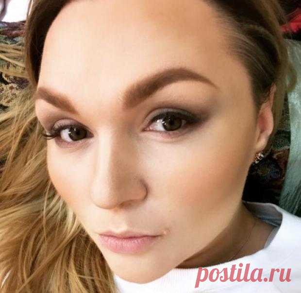 Звезда Камеди Вумен Надежда Ангарская без макияжа выглядит очень юной