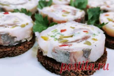 Филе сельди отбиваю молотком и готовлю праздничную закуску (красивые селедочные рулеты)  

Подать селедку на праздничный стол можно вот таким оригинальным образом. Если ее отбить молотком и нафаршировать филе разноцветной начинкой, то всеми любимая закуска "заиграет" новым вкусом и будет выглядеть очень необычно и необыкновенно привлекательно.

Ингредиенты на 2 рулета по 20 см:
 Филе сельди - 400 гр
 Мягкий творожный сыр - 140 гр
 Любой плавленый сырок - 90 гр
 Соленые огу...