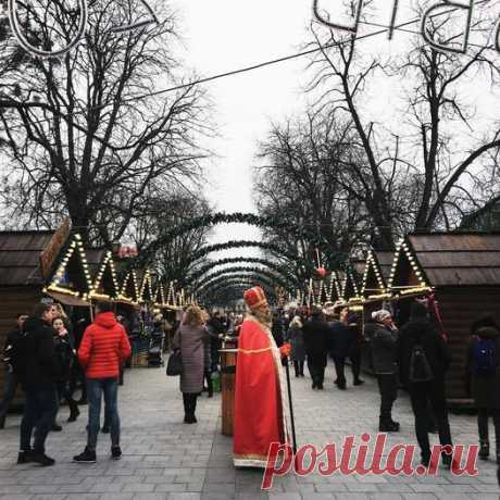 Миколай-Чудотворець на Різдвяному ярмарку.