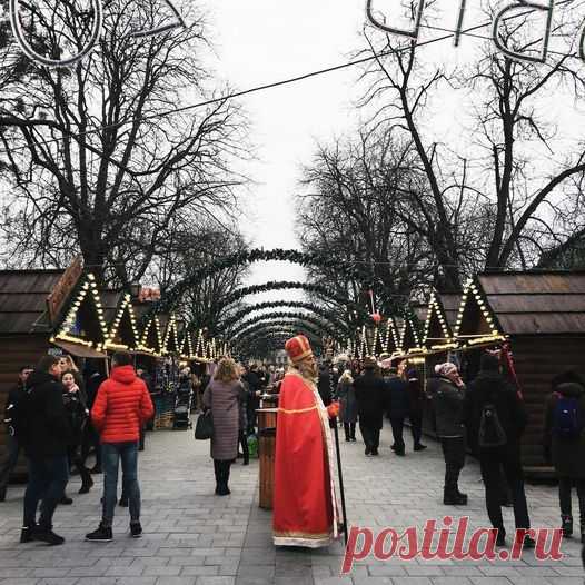Миколай-Чудотворець на Різдвяному ярмарку.