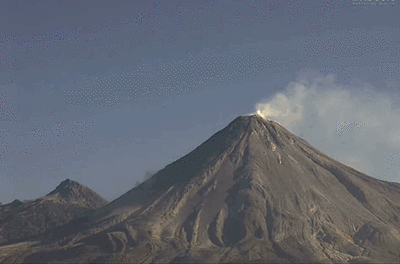 Volcán de Colima – вулкан на западе Мексики, расположен в штате Халиско в 80 км от берега Тихого океана. Последнее сильное извержение было зафиксировано 12 сентября 2015 года. Выброшенный во время извержения пепел поднялся на высоту до 2 км.Science