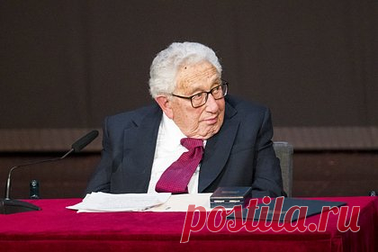 Киссинджер признал данное США Горбачеву обещание о нерасширении НАТО на восток. Экс-госсекретарь США Генри Киссинджер признал, что США обещали советскому лидеру Михаилу Горбачеву не расширять НАТО на Восток, но лишь устно, оно не было зафиксировано письменно. Об этом он рассказал в ходе беседы с российскими пранкерами Вованом (Владимиром Кузнецовым) и Лексусом (Алексеем Столяровым).