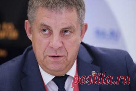 В российском регионе в результате обстрела со стороны Украины сгорел жилой дом. В Брянской области жилой дом сгорел из-за обстрела Вооруженными силами Украины, сообщил губернатор Александр Богомаз. Также в результате прямого попадания были уничтожены два гаража, еще несколько объектов были повреждены. На месте работают экстренные и оперативные службы.