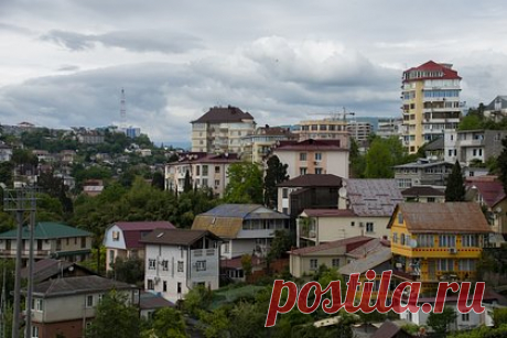 Популярный российский курорт назвали небезопасным для заработка на жилье. Рынок недвижимости в Сочи является неинтересным с точки зрения инвестиций. Такое мнение «Ленте.ру» высказала руководитель проектов инвестиционной компании Garnet Екатерина Позднякова. Инвестор считает, что рынок жилья на популярном курорте не представляет интереса с точки зрения краткосрочных инвестиций.