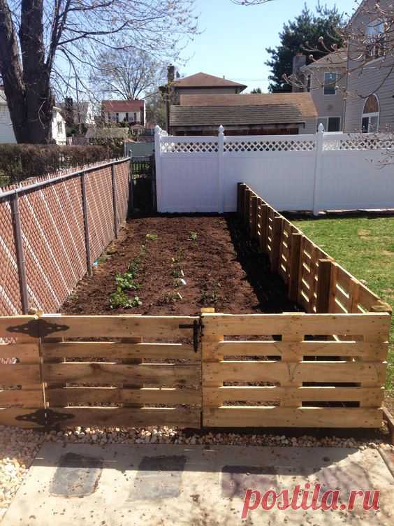 Nowadays, pallets really can be sued for everything. From furniture to artwork and even garden fences. This one is a low built fence to protect the modest vegetable patch, but it works. Even the gate was made from recycled pallets. And why not? The wood is perfectly reusable, and works great. #garden_fence_spaces