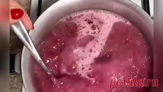 Смешайте компот и манку