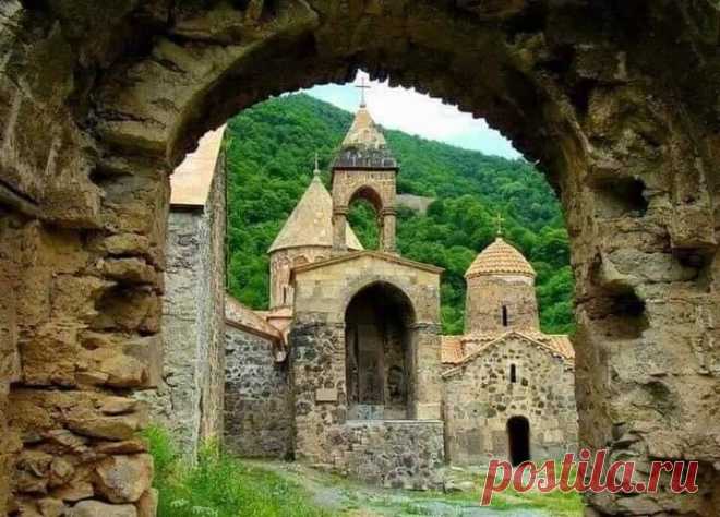 Բարի լուրի լույս Հայոց աշխարհիս 🇦🇲

Հայր մեր որ յերկինս ես,
սուրբ եղիցի անուն քո.
Եկեսցէ արքայութիւն քո.
եղիցին կամք քո.
որպէս յերկինս` եւ յերկրի.
Զհաց մեր հանապազորդ
տուր մեզ այսօր.
Եւ թող մեզ զպարտիս մեր,
որպէս եւ մենք թողումք
մերոց պարտապանաց.
Եւ մի տանիր զմեզ ի փորձութիւն,
այլ փրկեա զմեզ ի չարէն:
Զի քո է արքայութիւն
եւ զօրութիւն եւ փառք
յաւիտեանս. Ամեն
✝ ❤