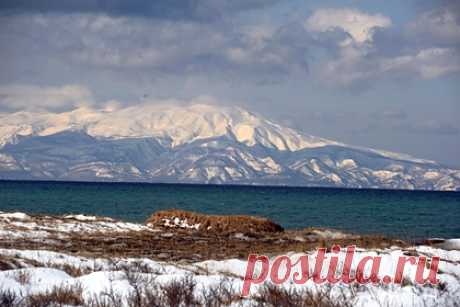 Раскрыты планы приплывшего в Японию для подачи прошения об убежище россиянина. Гражданин России, который приплыл с острова Кунашир на остров Хоккайдо на севере Японии, намерен обратиться к властям другой страны с прошением о предоставлении убежища. О том, что россиянин приплыл на Хоккайдо, стало известно 20 августа. Установлена ли его личность, пока неизвестно.