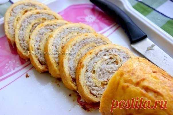 Куриный рулет - Эфария Это не просто куриный рулет, это наивкуснейший куриный рулет! А какой он сочный! Вкусен как в горячем так и в холодном виде, но считается холодной закуской. Ингредиенты: Для омлета: ●3 яйца ●100 г любого твердого сыра ●100 г майонеза ●1 ст.л. манки Для начинки: ●300-350 г куриного фарша ●2 большие луковицы ●соль, перец Приготовление: Омлет: