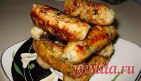 Куриные пальчики

Ингредиенты:

-куриный фарш
-лук
-чеснок
-хлебные крошки
-соль и перец
-свежий базилик
-лимонная цедра и сок половинки лимона
-мука для панировки
-масло

Приготовление:

1. Лук порезать как можно мельче.
2. Смешать с фаршем: Лук, чеснок, хлебные крошки, соль, перец, лимонную цедру и сок лимона и мелко порубленный базилик.
3. Мокрыми руками накатать колбаски. Обвалять каждую в муке и обжарить со всех сторон.
4. После жарки выложить на бумажное полотенце, ч...