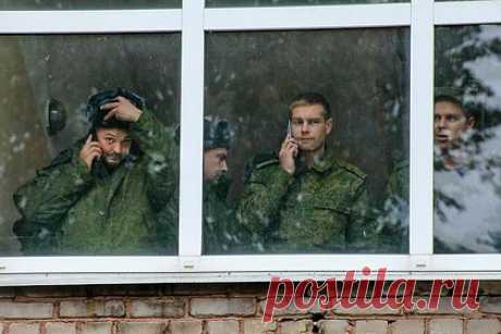 В российской армии появятся гуманитарные части. В российской армии появятся гуманитарные войска, предназначенные для помощи гражданскому населению в охваченных военными конфликтами регионах, пишут «Известия». Ожидается, что такие подразделения не будут выполнять боевых задач, они будут оснащены транспортом, средствами для ремонта, запасами продуктов, воды и одежды.