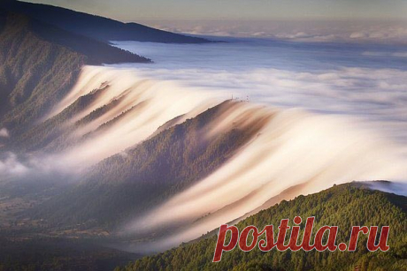 Облачный водопад на Канарских островах