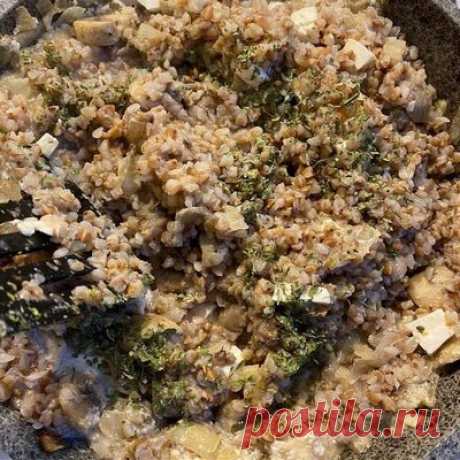 Гречка с грибами, луком и адыгейским сыром - Рецепты из круп
