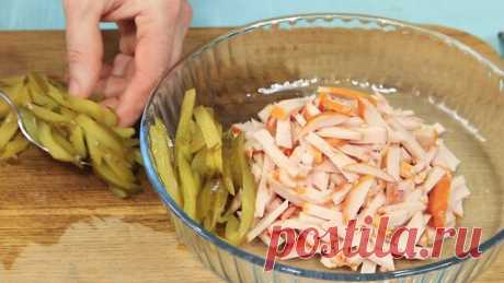 Такой салат точно украсит ваш стол! Один из самых ВКУСНЫХ  салатов. Приятного аппетита!  ИНГРЕДИЕНТЫ. копченное мясо морковь по корейски огурец…