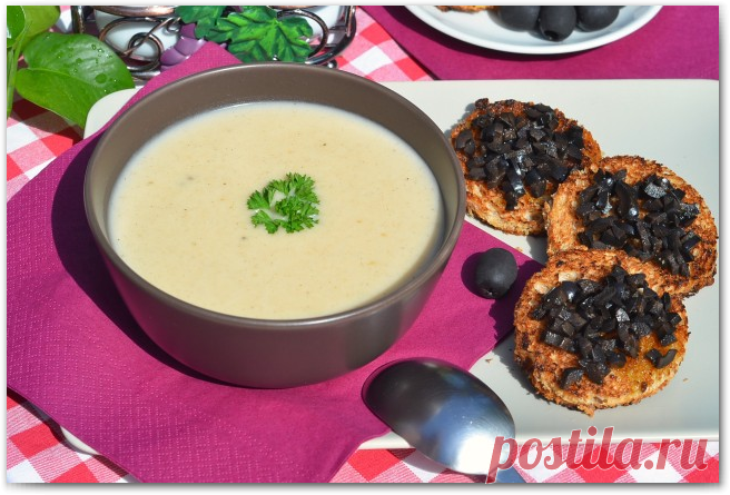 Чесночный крем-суп с гренками
