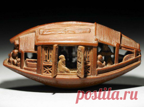 Потрясающая скульптура, созданная из крохотной косточки оливки. Эта невероятно искусная работа была выполнена еще в 1737 году!