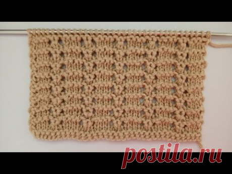 Ажурный узор спицами поворотными и круговыми рядами.