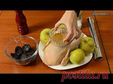 Курица, запеченная с яблоками и черносливом на Новый Год 2014! (Видеорецепт)