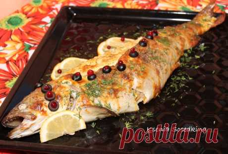 Рыба фаршированная рисом,яблоком и овощами.
СОСТАВ:
Таймень - 1500 гр
Морковь - 2 шт 
Лук репчатый - 1 шт 
Яблоко - 1 шт 
Кукуруза - 0,5 банк. 
Рис - 100 гр
Сыр - 100 гр
Коньяк - 1 ст.л. 
Сметана - 200 гр 
Чеснок - 5 зуб.