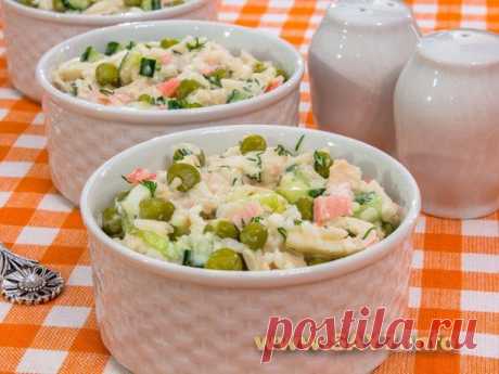 Салат с кальмарами, горошком и огурцами