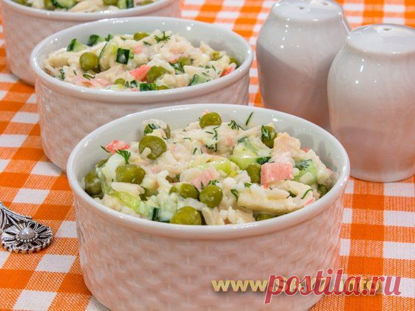 Салат с кальмарами, горошком и огурцами