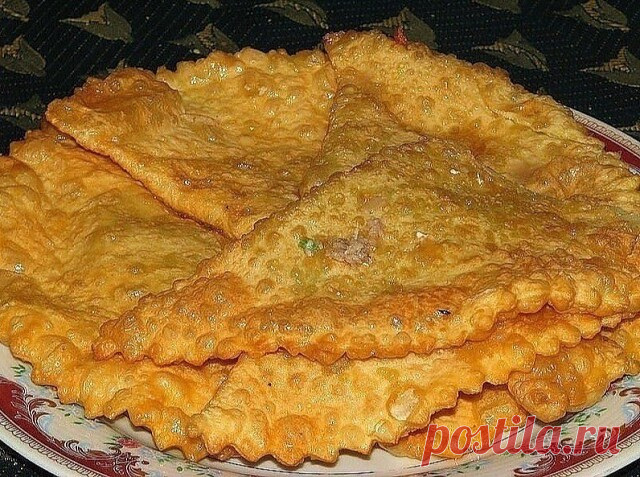 «Крымские» чебуреки из слоеного теста — правильный рецепт. Это самые вкусные чебуреки, которые мне когда либо приходилось есть. Весь секрет в тесте — оно получается особенным! Попробуйте приготовить — очень вкусно!

Продукты (примерно на 12 чебуреков):

- 3 стакана муки,
- 1 куриной яйцо (желток),
- 1/3 ст стакана растительного масла,
- 3/4 стакана воды,
- 0,5 ч.л.соли

Фарш — обычный, секрет этих чебуреков в тесте, поэтому фарш для них можно взять по своему-вкусу (я беру ...