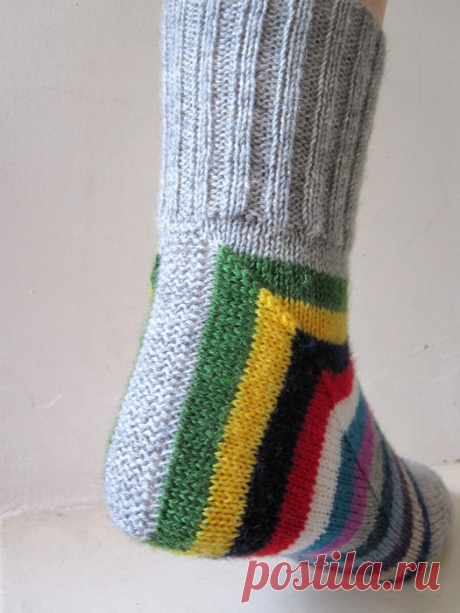 Два затейливых способа вязания носков спицами. |