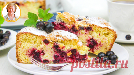 Летняя шарлотка с чёрной смородиной