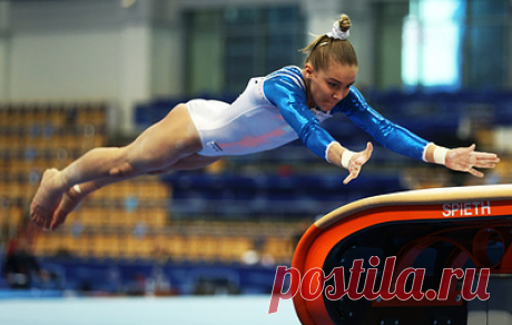 Российская гимнастка Семухина получила травму колена на турнире в Белоруссии. Спортсменка получила повреждение во время исполнения опорного прыжка