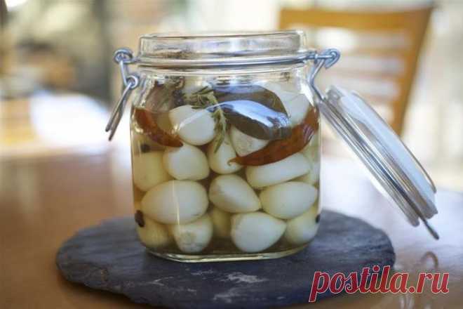 Заготовки на зиму - маринованный лук и маринованный чеснок (рецепты)