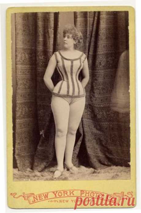 Танцовщицы бурлеска викторианской эпохи Как развлекательное шоу, бурлеск появился в Европе в середине XIX века. На то время жанр был всё ещё очень близок к поэтической традиции бурлеска, а не эротической, как сегодня, и представлял собой в …