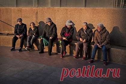 Китайцы начали ухаживать за родителями за деньги. Китайские пенсионеры стали предлагать своим детям ухаживать за ними за деньги. Из-за проблем на местном рынке труда такой вид занятости является для молодых людей чуть ли не единственным вариантом заработать. В условиях рекордной безработицы каждый пятый китаец в возрасте 16-24 лет не может никуда устроиться.