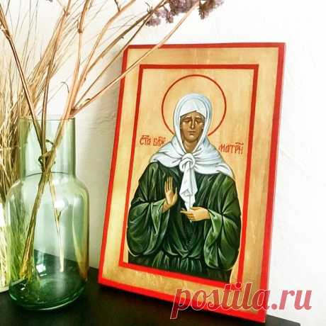 Недавно, с помощью Божей, написала икону святой матушке Матронушке Московской (Доска, темпера, поталь, размер 20×30) Наверное, нет такой христианки в нашей стране, которая не обращалась бы с молитвой к Матронушке. Я сама очень люблю ее, а слова молитвы стали такими же родными, как и псалом 50 (мой любимый)). Вот уже 5-ю икону Матронушки мне довелось написать! С особым чувством благодарности и любви я пишу уже знакомый до каждой черточки сострадающий нам, молящий Господа за...