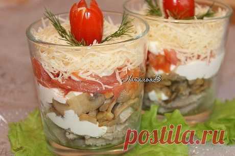 Салат "Мясо по-французски". 

Есть горячее мясное блюдо "Мясо по- французски", а я решила из тех же ингредиентов сделать салат - получился очень вкусный и сытный. Его можно сделать порционно - слоями или просто смешать все ингредиенты и выложить в большой салатник. 

Мясо (свинина нежирная) отварное - 200г 
Помидоры(лучше "мясистые") - 2шт. 
Шампиньоны консервированные - 200г 
Лук - 1шт. 
Сыр твердых сортов - 50г 
Зелень и черри - для украшения 

Грибы и очищенный лук наре...