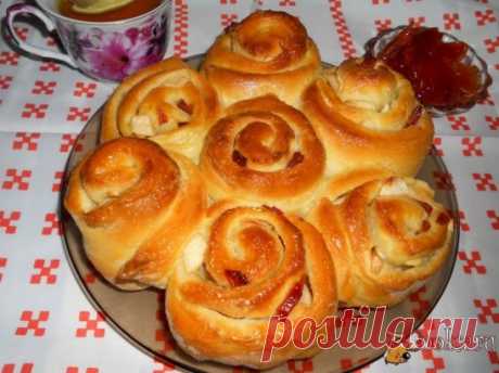 Яблочные булочки
Вкуснейшие булочки,
приготовленные в форме пирога-цветка приведут в восторг ваших детей. При
минимуме продуктов — получается бесподобная выпечка — мягкая, воздушная и
очень, очень вкусная. Попробуйте обязательно!
Рецепт на сайте: https://vkus.nampolezno.ru/yablochnye-bulochki.html