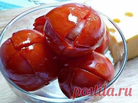 Помидоры как из бочки без уксуса 
==============================
Эти помидоры просто наркотик какой-то! Если вам негде хранить бочку с солениями, или просто хочется солёных помидорок поскорее, то приготовьте их таким простым способом. Никакого уксуса, всё натуральное.

(пропорции на 3 л. банку, можно готовить в любой таре, у меня на фото 1 л, но это очень мало, если только раздразниться)

Помидоры — на 3 л банку около 1,5 кг
Чеснок — кусочек зубка в каждый помидор
Специи —...