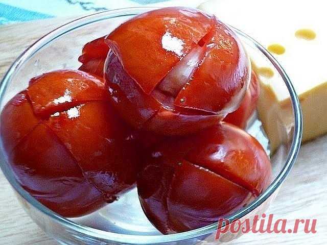 Помидоры как из бочки без уксуса 
==============================
Эти помидоры просто наркотик какой-то! Если вам негде хранить бочку с солениями, или просто хочется солёных помидорок поскорее, то приготовьте их таким простым способом. Никакого уксуса, всё натуральное.

(пропорции на 3 л. банку, можно готовить в любой таре, у меня на фото 1 л, но это очень мало, если только раздразниться)

Помидоры — на 3 л банку около 1,5 кг
Чеснок — кусочек зубка в каждый помидор
Специи —...