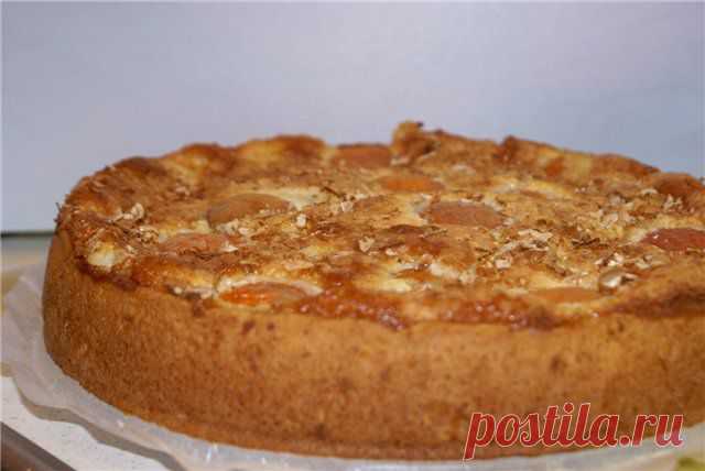 Пирог с абрикосами и творожным кремом.