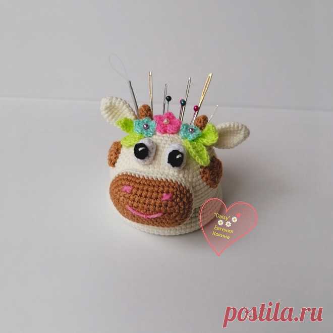 PDF Забавная Корова крючком. FREE crochet pattern; Аmigurumi animal patterns. Амигуруми схемы и описания на русском. Вязаные игрушки и поделки своими руками #amimore - игольница в виде коровы, маленькая коровка, телёнок, бык, бычок.