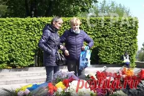 Жители Киева возложили цветы к Вечному огню в День Победы. В Киеве люди несут цветы к Вечному огню в парке Славы. Также цветы возлагали на Аллее Славы в парке Шевченко в Одессе и у мемориала Солдатской славы в Полтаве, пишет «Страна». Судя по опубликованным снимкам, у Вечного огня в Киеве немноголюдно. У мемориала дежурит полиция.