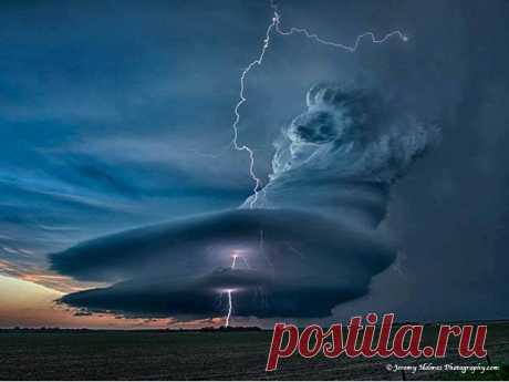 Фотографу Джереми Холмсу удалось сделать невероятно красивый кадр разыгравшегося шторма. (Май 2012, Небраска)
