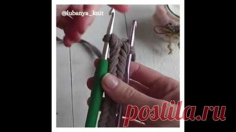 ЖГУТ на двух крючках!

Автор @lubanya_knit

Сегодня поделюсь с Вами, одним из вариантов, как вязать ручки для сумки.
⠀
Шнурок, узором &quot;Колосок&quot; вяжем из любой пряжи, сразу двумя крючками одного размера. Я вязала из трикотажной пряжи, крючки 5,5.
⠀
Получается красивый узор, со всех сторон. Такие ручки очень удобны для руки и отлично смотрятся на изделии.
⠀