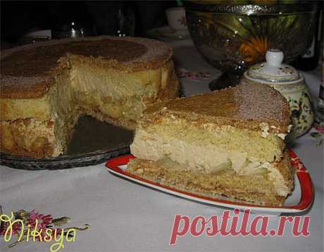 Яблочный торт с карамельным Баварским муссом с корицей.