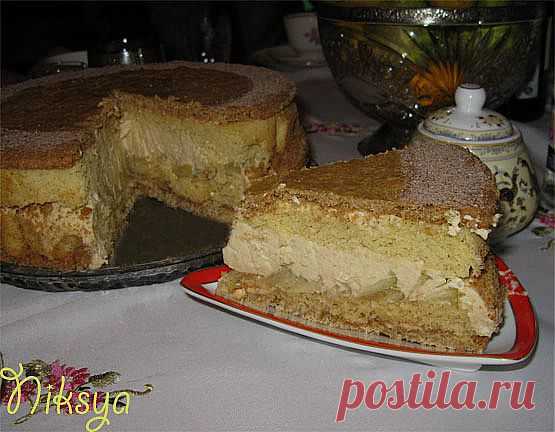 Яблочный торт с карамельным Баварским муссом с корицей.