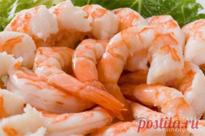 Креветки замороженные очищенные - как варить Как правильно варить замороженные очищенные креветки? Несмотря на свои небольшие размеры, креветка заняла одно из лидирующих мест по популярности среди любителей морепродуктов. Одна порция мяса креветки обеспечивает практически половину дневной нормы белка для человека.